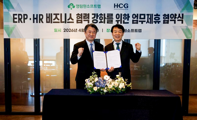 HCG CEO Park Jae-hyun and Younglimwon Soft Lab CEO Kwon Young-bum commemorate the MOU signing